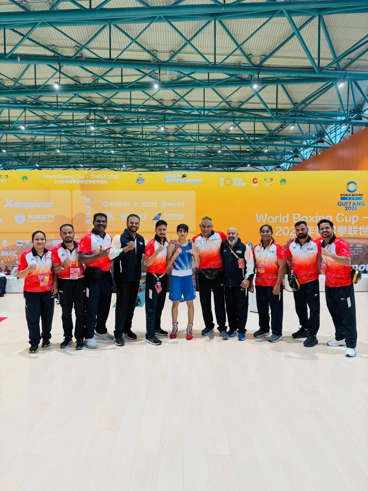 Minakshi đã giành chiến thắng 5-0 trước Alua Balkibekova của Kazakhstan, đương kim vô địch thế giới ở hạng cân 51kg.